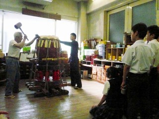 匠の技、太鼓の皮張り作業を見守る生徒