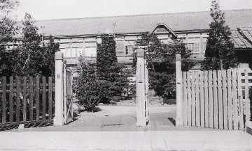 昭和初期、正門から校舎を望む