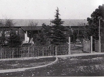 正門から見た木造平屋建て新校舎